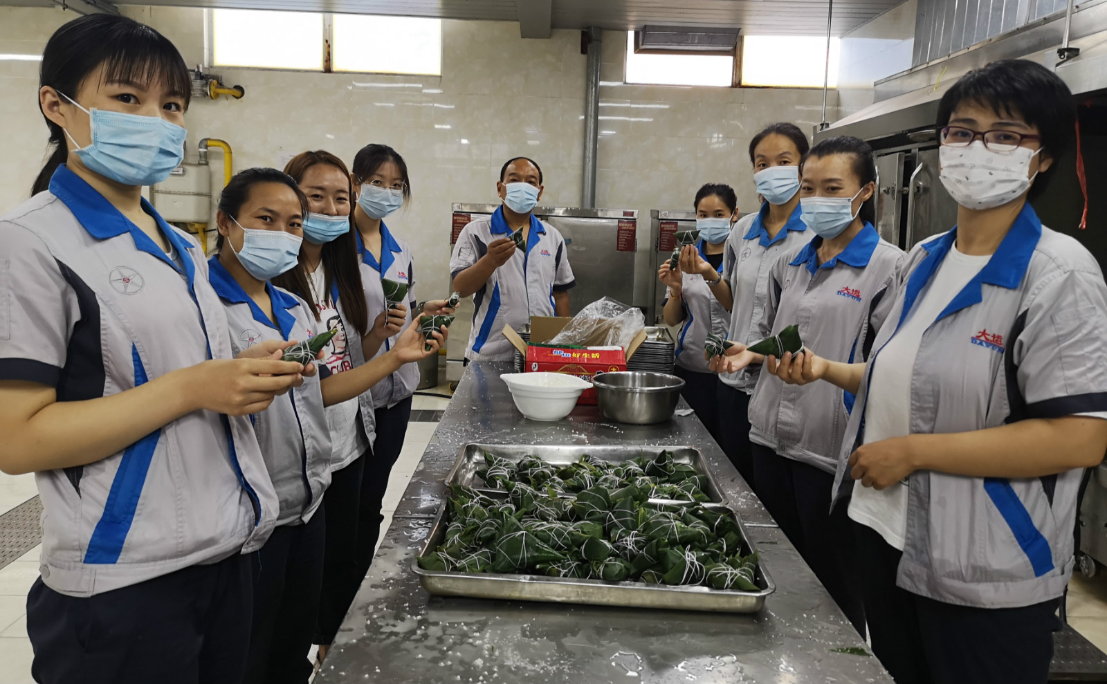 Universiade locomotive held the activity of "Zongye fragrance, Universiade love" to welcome the Dragon Boat Festival and make zongzi